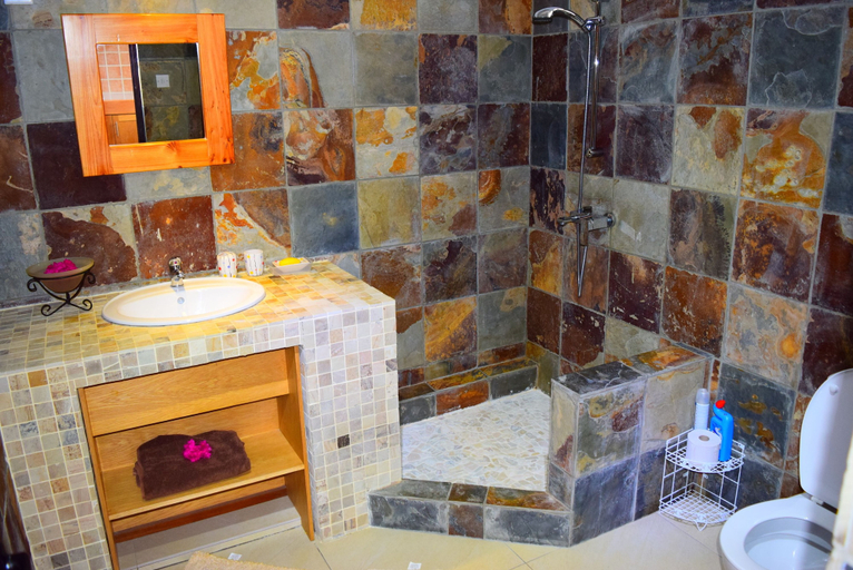 Bathroom 3, Mountain View, Black River