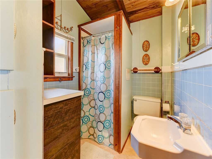 Bathroom, Pounds Cottage, 1 Bedroom, Ocean Front, Pet Friendly, Sleeps 5, Saint Johns