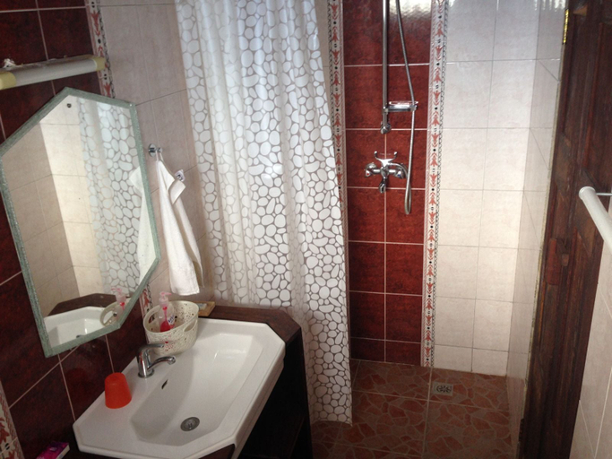 Bathroom 4, Coco-De-Ville, Msambweni
