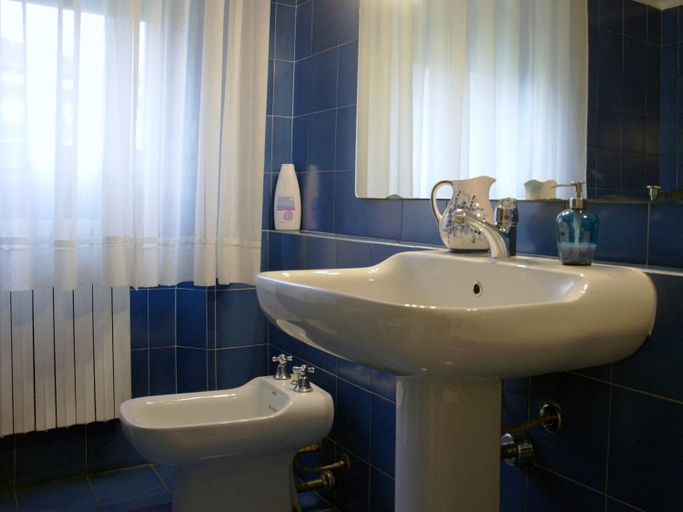 Bathroom 5, La Coccinella Guest House, Pisa
