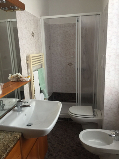 Bathroom 4, Albergo Maggio, Lecco