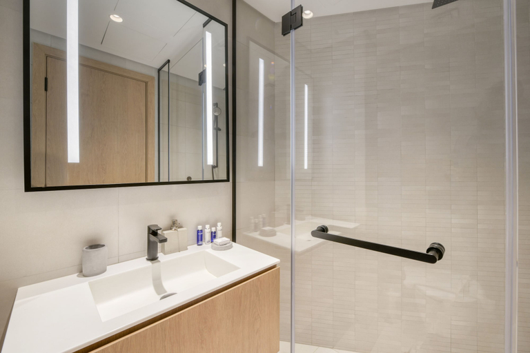 Bathroom 3, Maison Privee - Luxury Apt W/Burj Khalifa Vw & Dubai Canal Access, Dubai