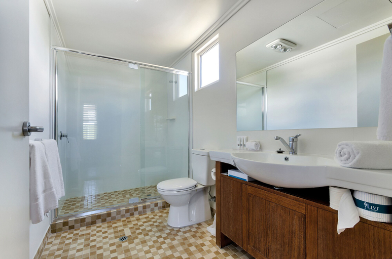 Bathroom 5, Coachman's Inn Warwick, Warwick - Central