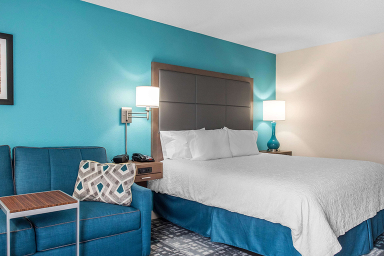 Bedroom 3, Hampton Inn Douglas, Coffee