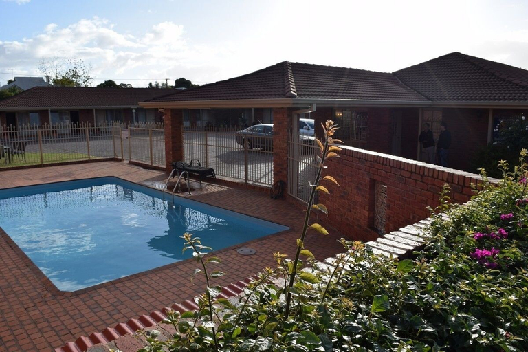 Sport & Beauty 5, Australian Settlers Motor Inn, Swan Hill - Central