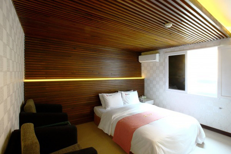 Bedroom 4, Q Hotel, Paju
