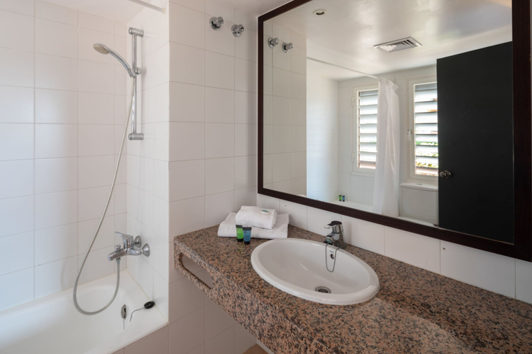 Bathroom 4, Apartamentos Beach & Golf Resort, Girona