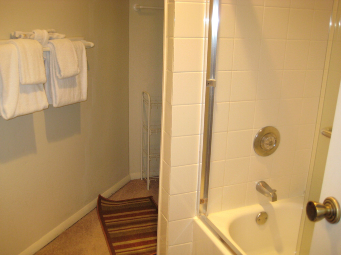 Bathroom 4, Sherwin Villas by Mammoth Res Bureau, Mono