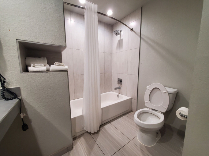 Bathroom 5, Crystal Inn, Montgomery