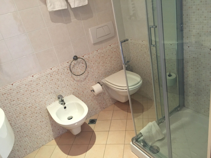 Bathroom 5, Hotel Excelsior, Rimini