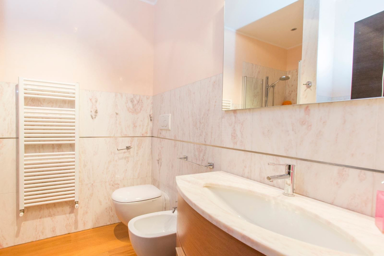 Bathroom 2, Villa Thidis, Taranto
