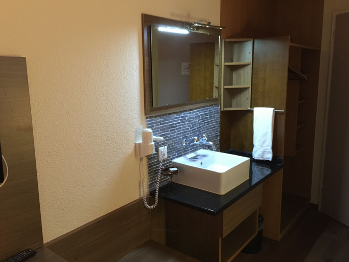 Bedroom 4, Zys Hotel, Baden
