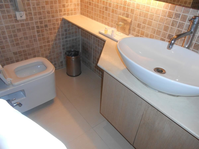 Bathroom, Siamton Inn - A Cygnett Collection, Kolkata