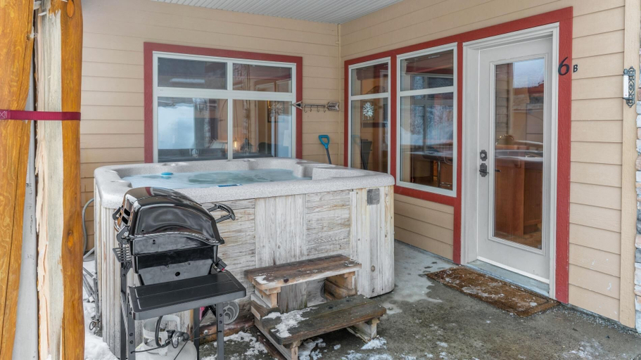 Others 5, I Spy - Cozy Pet Friendly, Ski In/Ski Out Condo with Private Hot Tub, Kootenay Boundary
