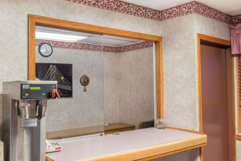 Bathroom 3, Super 8 by Wyndham Centerville-Richmond, Wayne