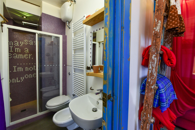 Bathroom, Lalbergdalun, Taranto