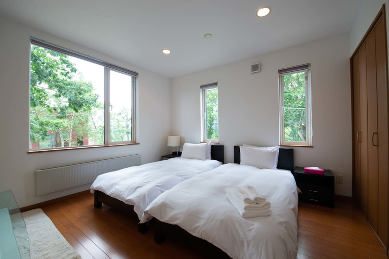 Bedroom 3, Hurry Slowly, Kutchan