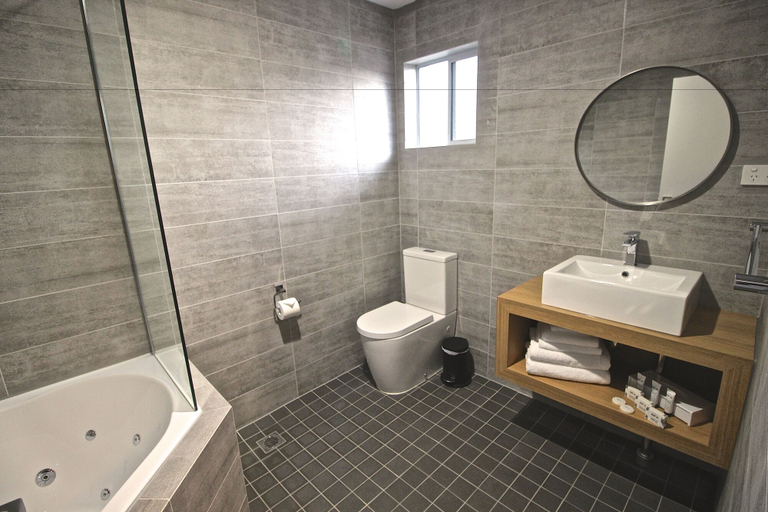 Bathroom 5, Quays Hotel, Eurobodalla