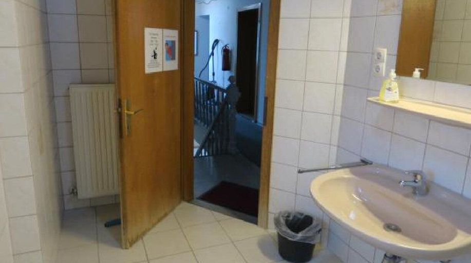 Bathroom 3, SnowBunnys BackPackers Hostel, Kitzbühel