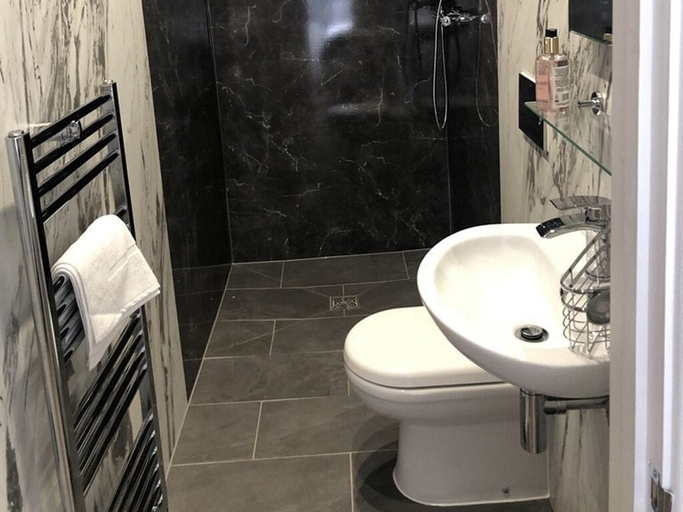 Bathroom 3, Welsh Marches at Upper Glyn Farm, Monmouthshire