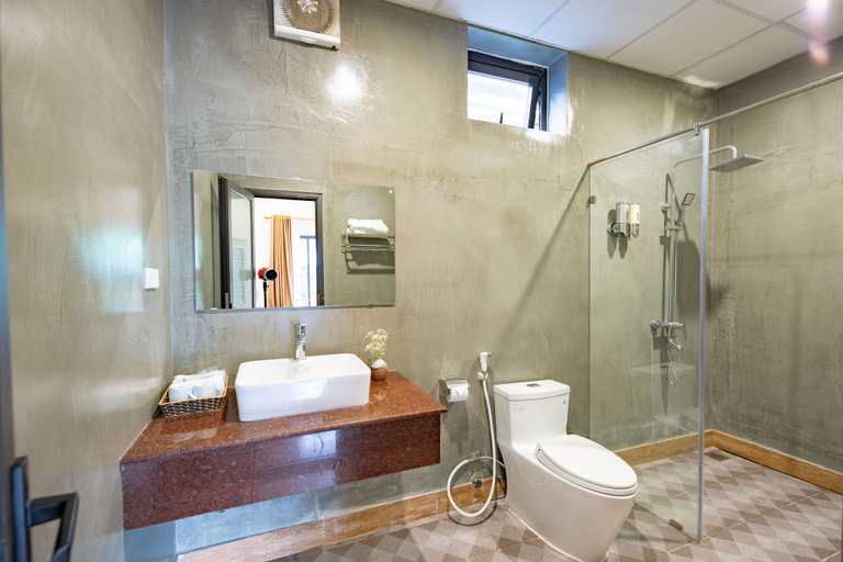 Bathroom 4, Commander Lodge, Bố Trạch