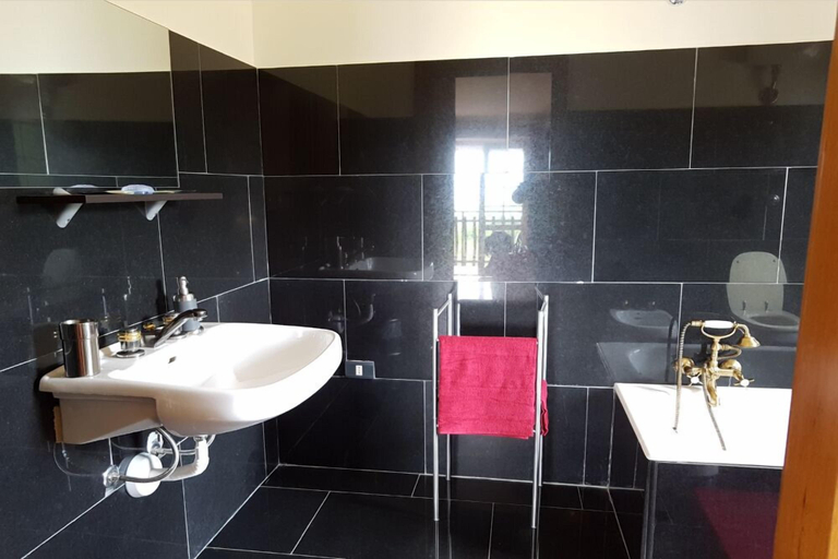 Bathroom 3, La Quiete, Frosinone
