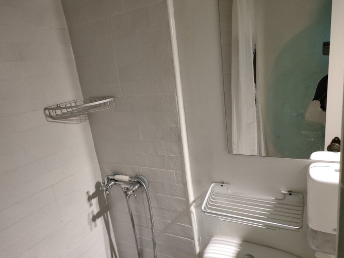 Bathroom 4, ArkaBarka Floating Hostel and Apartments, Belgrade