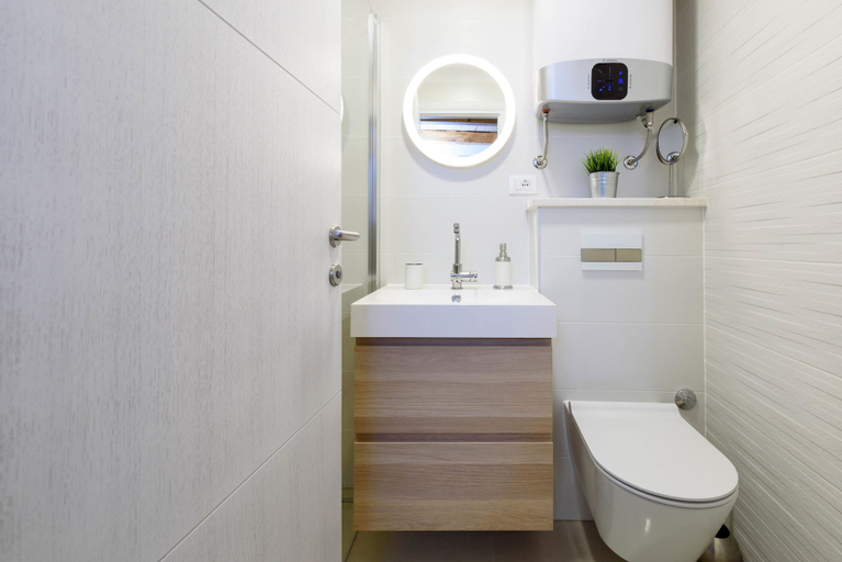 Bathroom 5, Apartments & Rooms Tiramola, Trogir