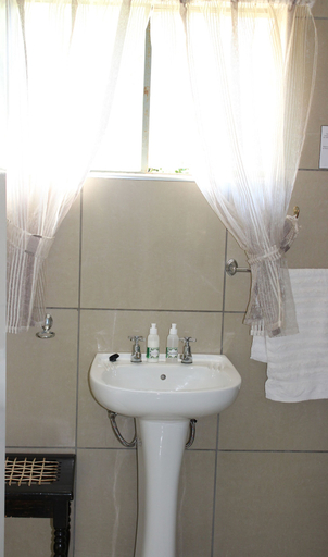 Bathroom 3, Ukarimu Guest House, Dr Kenneth Kaunda