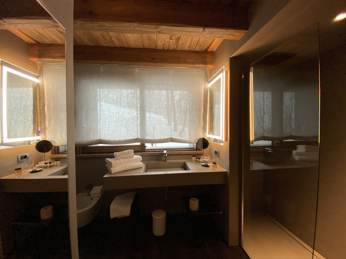 Bathroom 4, Les Neiges d'Antan, Aosta