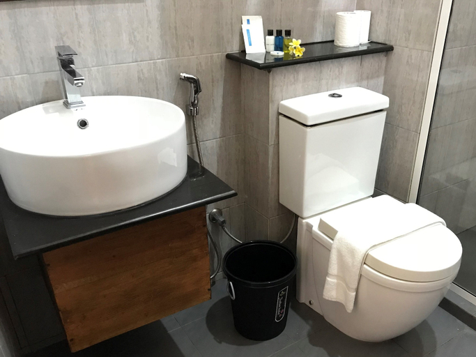 Bathroom 5, Waves by Tranquil, Negombo