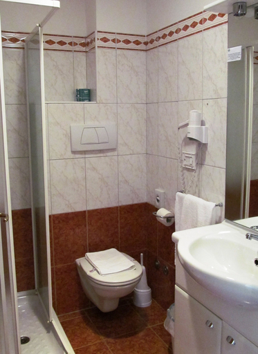 Bathroom 4, Hotel Gabbiano, Fermo