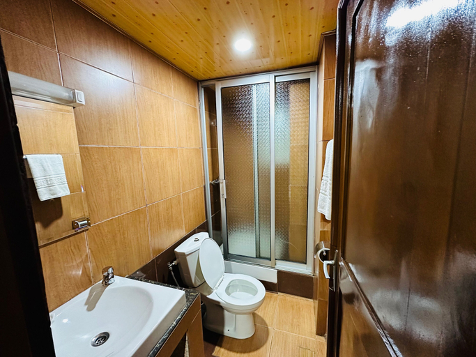 Bathroom 3, YaahoT Hotel, Mfoundi