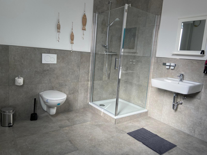 Bathroom 3, City Maritim Apartment, Bremerhaven