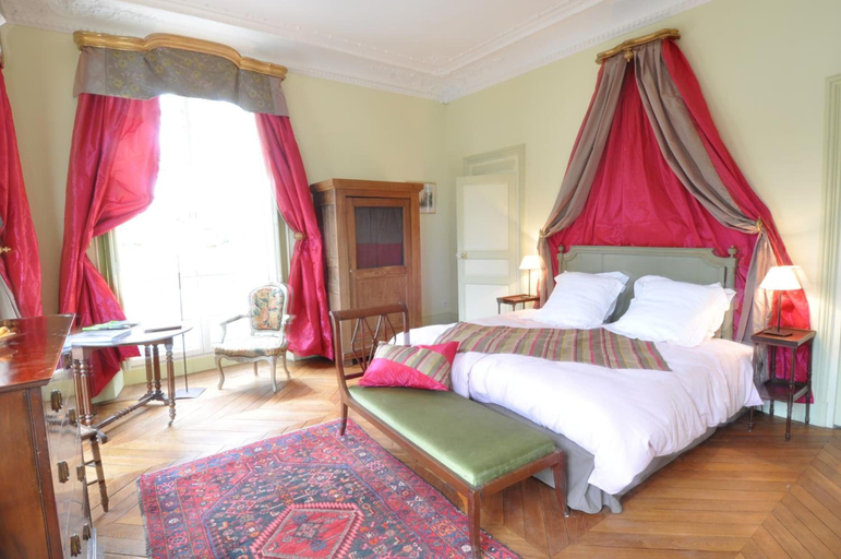 Bedroom 2, Le Château de la Vierge, Essonne