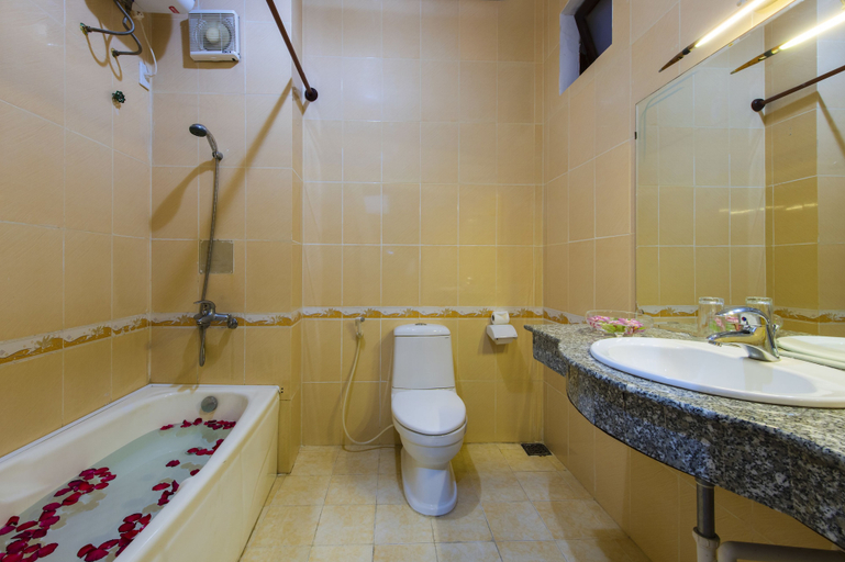 Bathroom 5, Bach Dang Hoi An Hotel, Da Nang