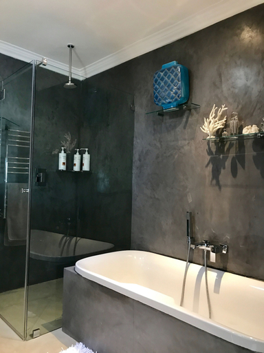 Bathroom 5, Residence William French, City of Cape Town