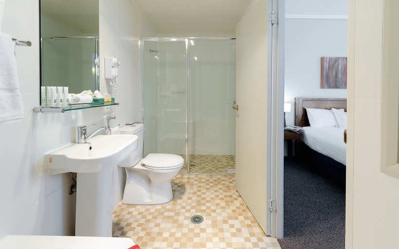 Bathroom 5, Coachman's Inn Warwick, Warwick - Central