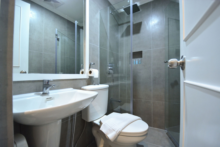 Bathroom 4, Astoria Greenbelt, Makati City