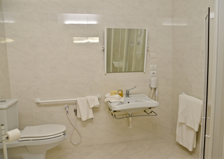 Bathroom 5, Hotel Forum, Milano