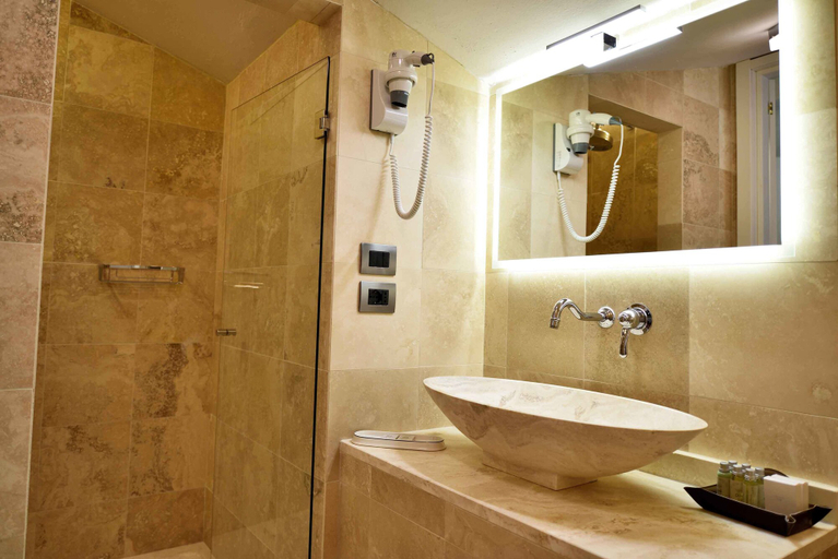Bathroom 5, Hotel Borgo San Luigi, Siena