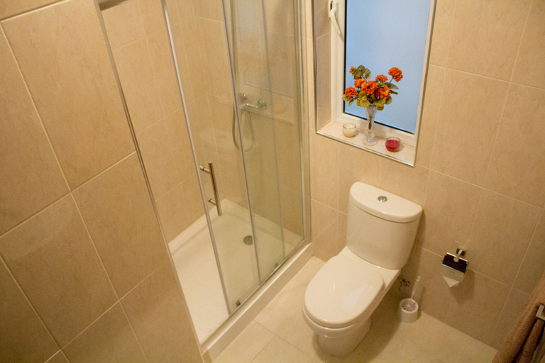 Bathroom 4, Ta Nina