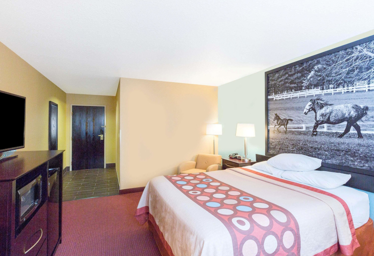 Bedroom 2, Super 8 By Wyndham Richmond, Madison