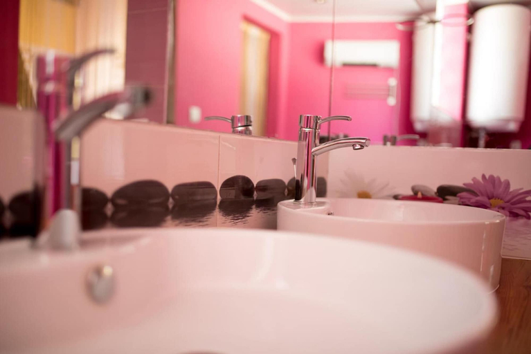 Bathroom 3, Le Chateau du Lac, Analamanga