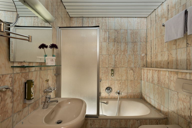 Bathroom 3, Hotel Harheimer Hof, Frankfurt am Main