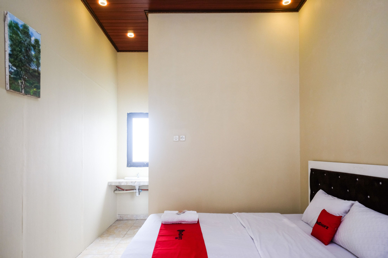 RedDoorz Syariah near Alun Alun Wonosobo 3 - Tap to explore photos