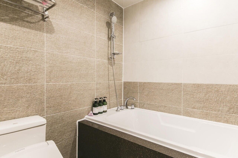 Bathroom 3, Hotel Chicago, Changwon