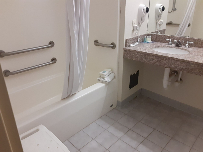 Bathroom 5, Quality Inn & Suites Schoharie near Howe Caverns, Schoharie