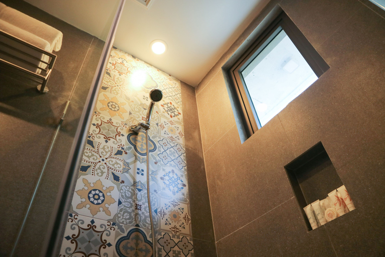 Bathroom 5, Residencia du Basco, Basco