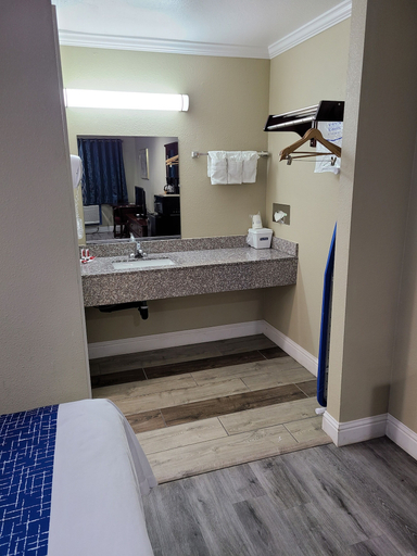 Bathroom 4, Travelodge by Wyndham Clearlake, Lake